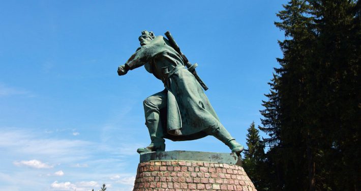Pamätník partizána v obci Makov
